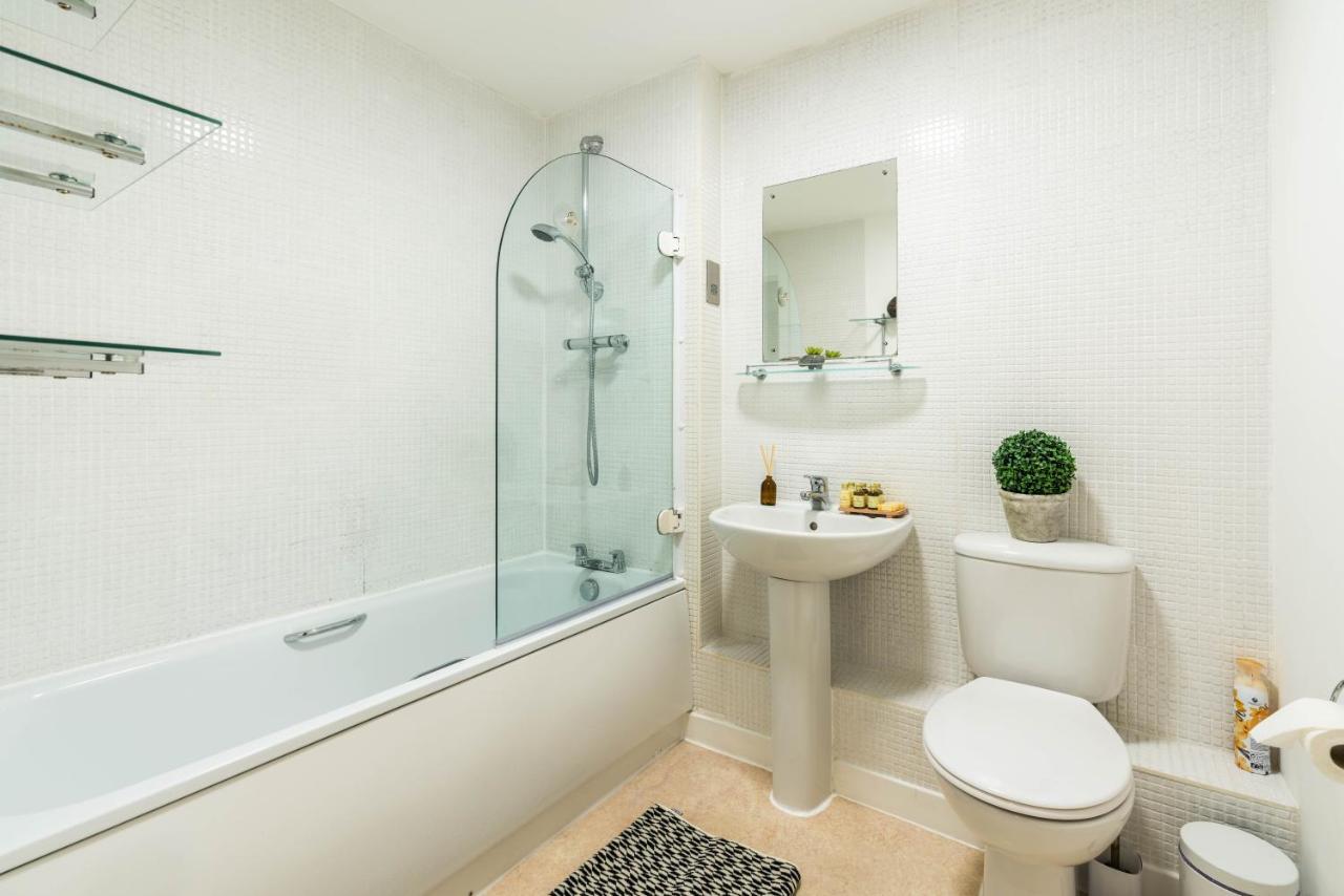Fast Internet One Bedroom Apartment In Greater London, Id Required Exterior foto
